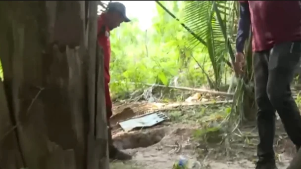 Urubus e odor forte levam bombeiros a área crítica nas buscas por crianças desaparecidas em Bacabal 6 Voluntários encontram clareira na mata com buracos escavados, cadeiras e velas durante buscas por crianças desaparecidas em Bacabal, no Maranhão, levantando suspeitas durante a operação.